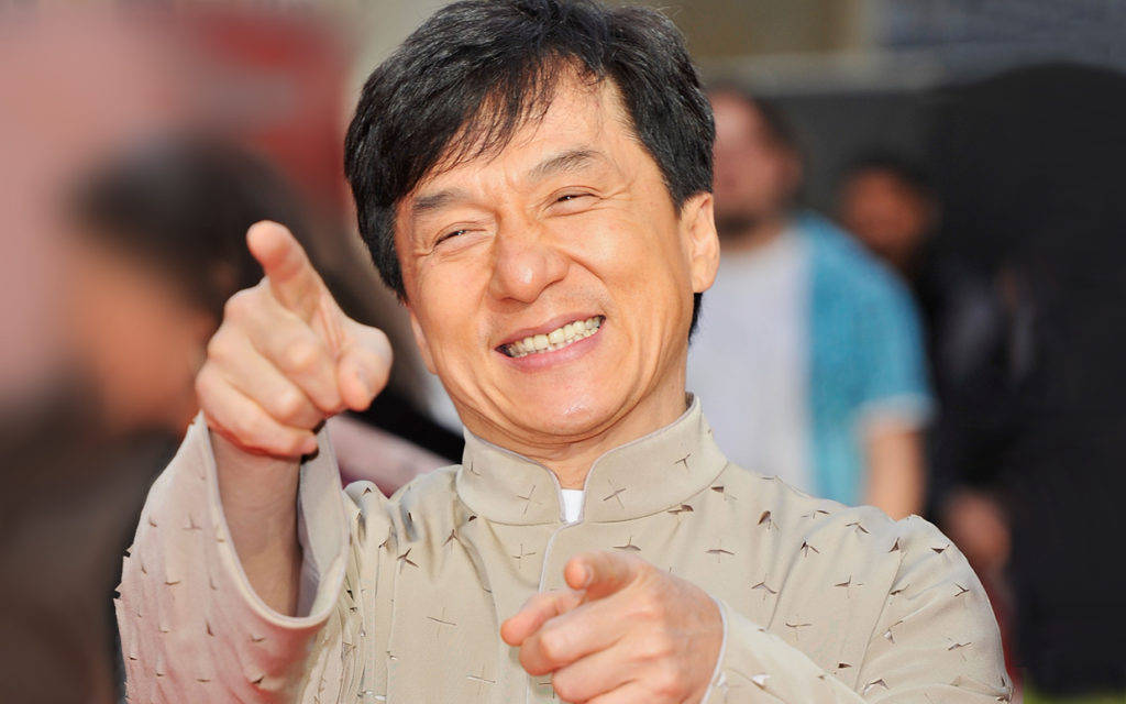 成龍在活動中微笑並指向鏡頭。 — 開心 GIF 壁紙