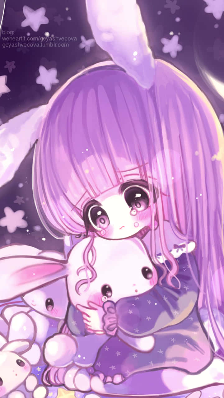 一個紫發動漫女孩在星空下抱著一個毛絨兔子。