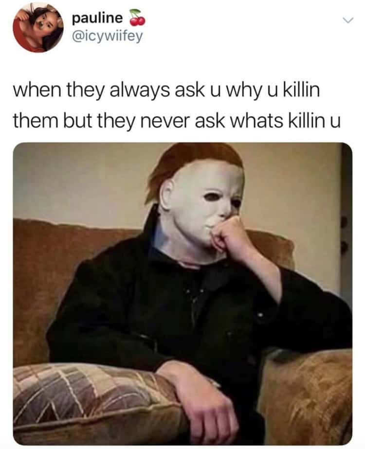 笑聲是最好的良藥！ 壁紙 — Michael Myers 身穿黑色外套坐在梳化上，手掩着嘴，若有所思。