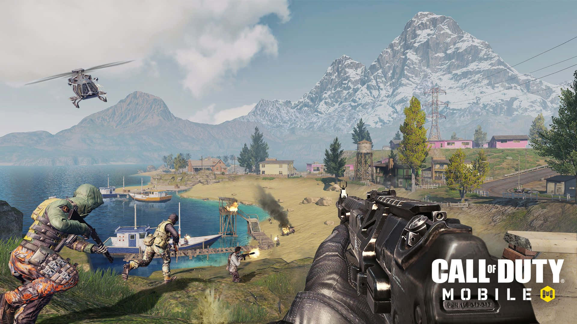 Call Of Duty Battles 桌布 壁紙 — 第一人稱射擊場景，士兵在雪覆蓋的山脈下的海邊村莊附近戰鬥，頭頂有直升機。