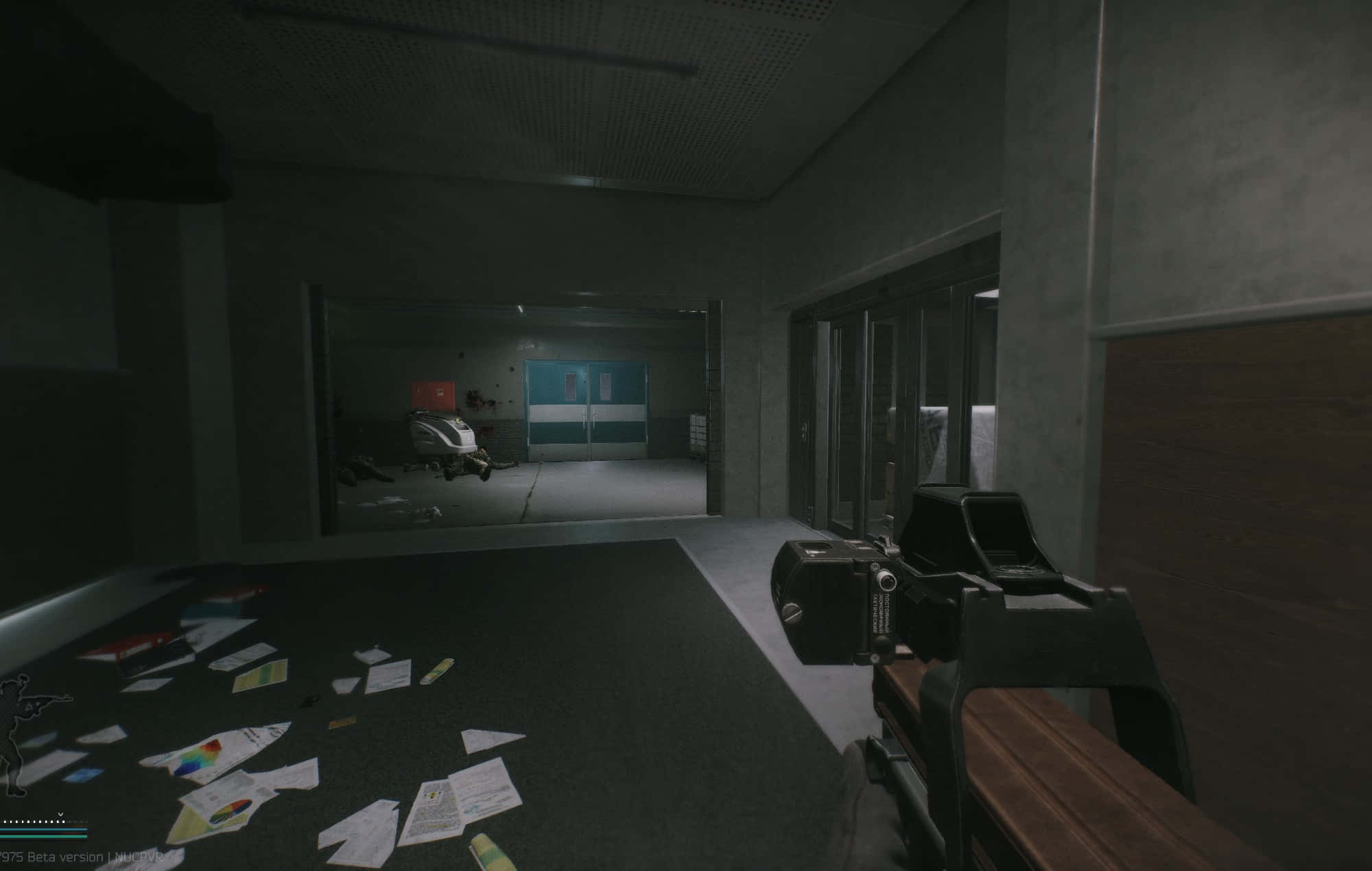 Fps Games 桌布 壁紙 — 第一人稱視角，在光線昏暗的混凝土走廊中手持步槍，散落的紙張和一輛電單車透過門口可見。