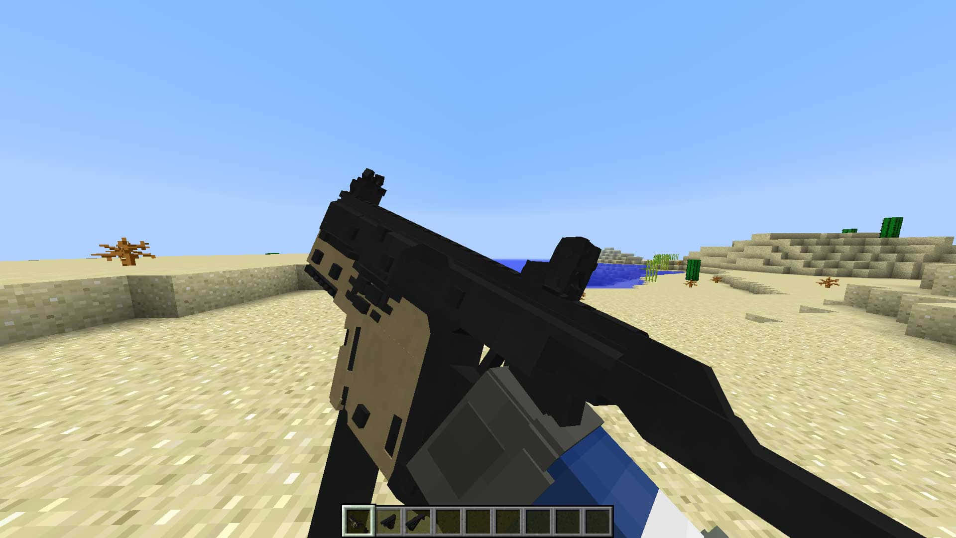 Minecraft Mods 桌布 壁紙 — 第一人稱視角，在晴朗藍天下嘅沙質Minecraft沙漠生物群落中手持像素化槍械。
