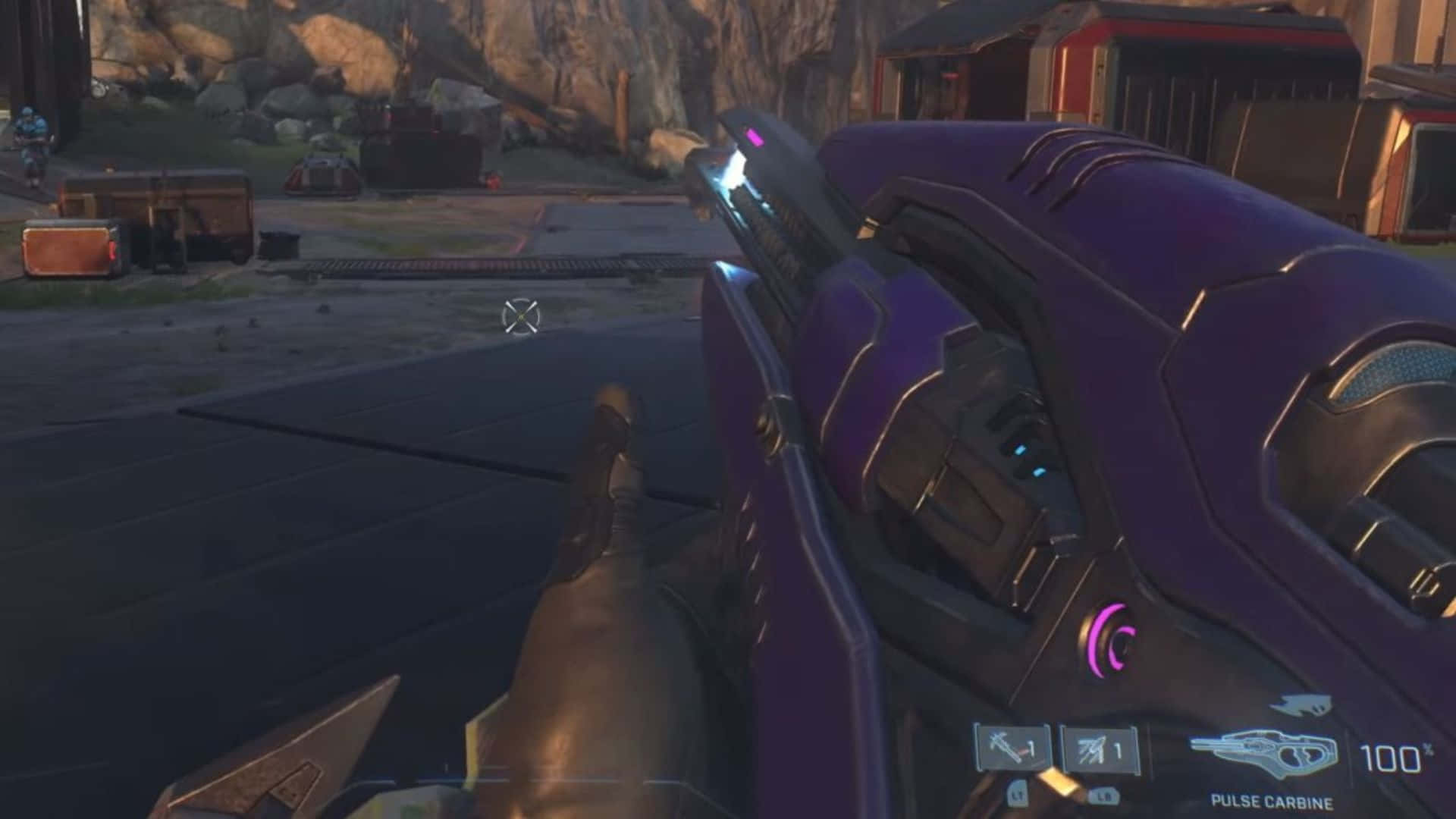Plasma Rifle 桌布 壁紙 — 第一人稱視角，在科幻遊戲環境中手持發光紫色脈衝卡賓槍，背景有岩石地形和遠處建築物。