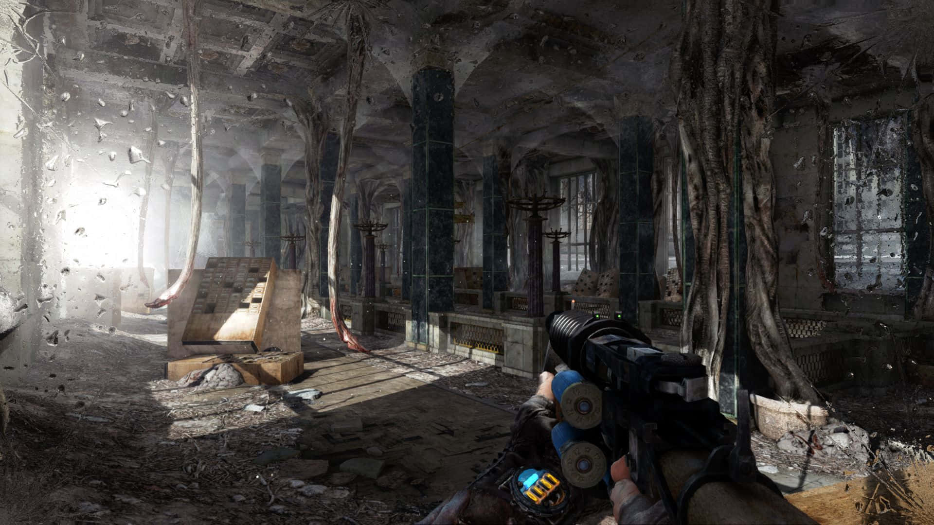 Fps Games 桌布 壁紙 — 第一人稱視角，玩家喺被巨大樹根同瓦礫佔據嘅廢墟建築物入面揸住武器。
