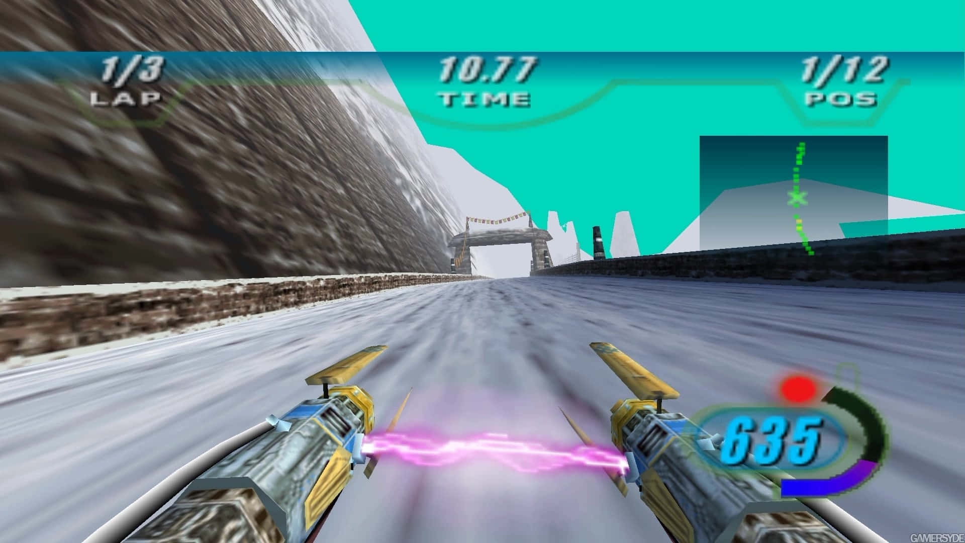 Podracing 桌布 壁紙 — 第一人稱視角，雪地摩托車在白雪覆蓋的山道上飛馳，帶有發光的紫色助推器和HUD元素。
