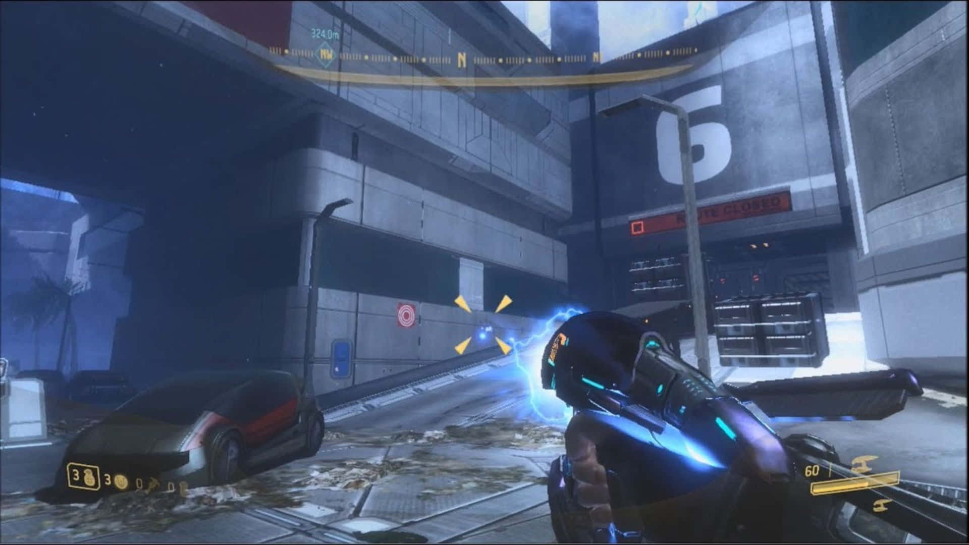 Plasma Rifle 桌布 壁紙 — 第一人稱視角在黑暗的未來城市小巷中，發射發光藍色武器，周圍有霓虹燈牌和廢棄汽車。