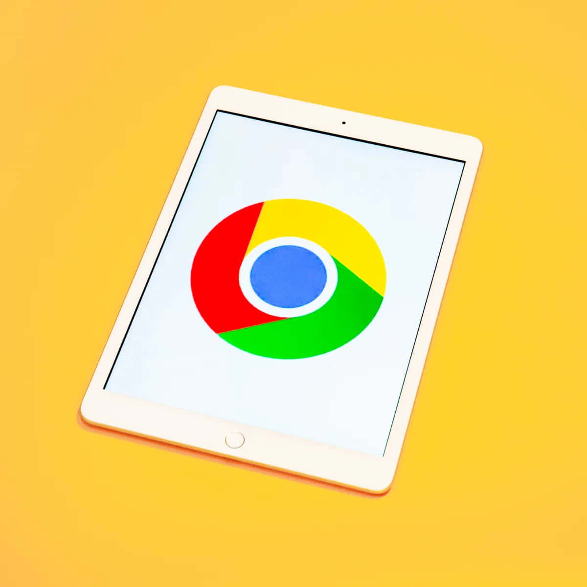 白色平板電腦在黃色背景上顯示Chrome標誌