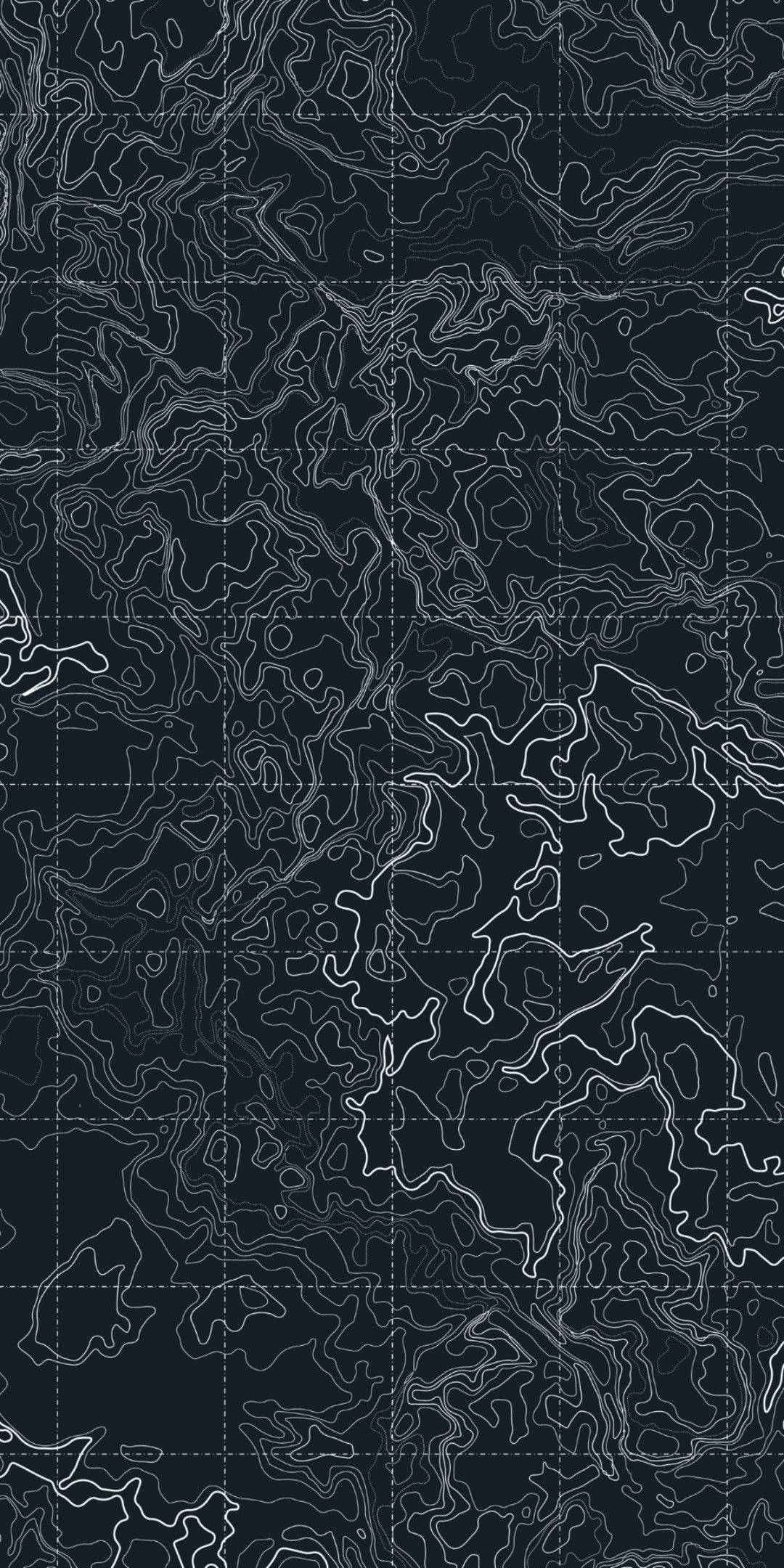 等高線地形圖 壁紙 — 深色地形圖帶有發光的白色等高線和網格疊加，營造出技術性和神秘的抽象設計。