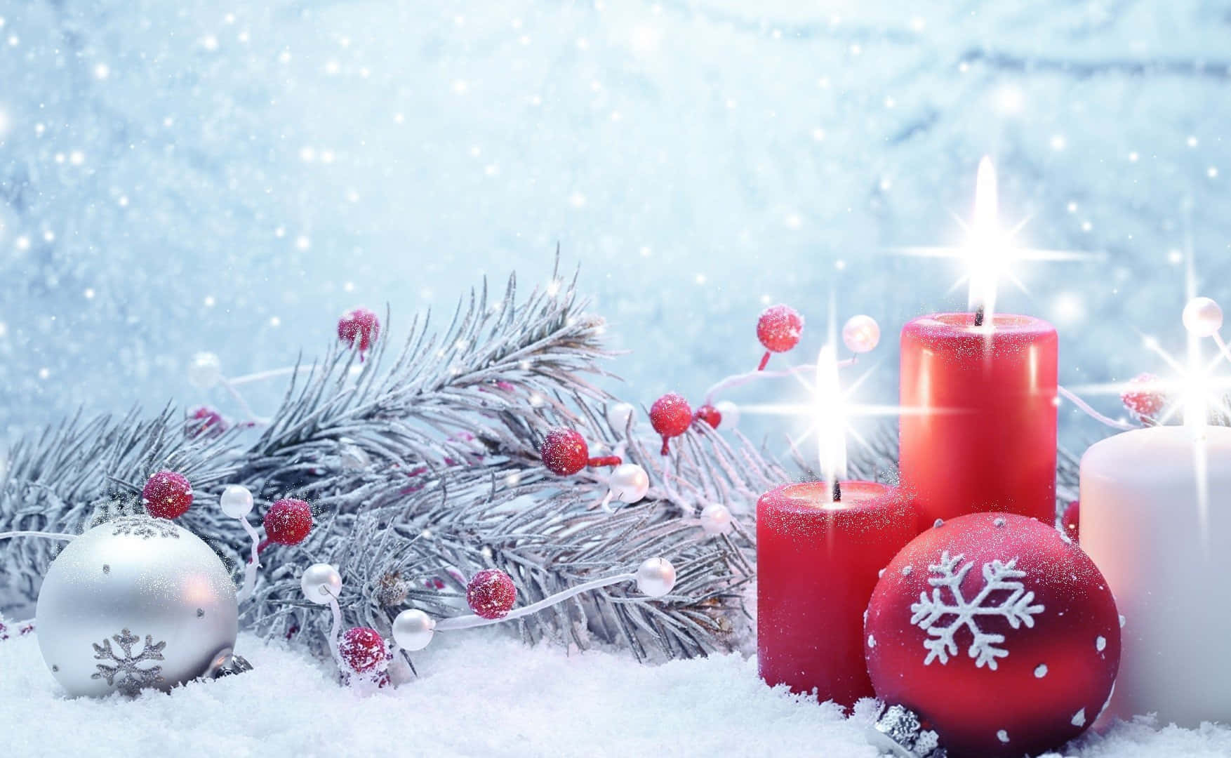 Winter Christmas 桌布 壁紙 — 節日冬季場景，有發光的蠟燭、紅色裝飾品和白雪覆蓋的松樹枝，雪花飄落。