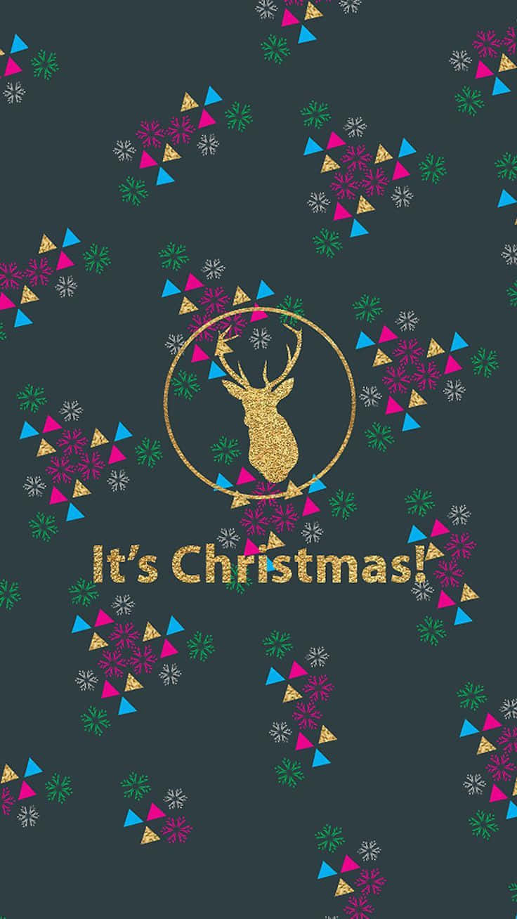 Boho Christmas 桌布 壁紙 — 節日深灰色牆紙，閃爍金色馴鹿在圓圈內，周圍是彩色幾何雪花和文字 It's Christmas!