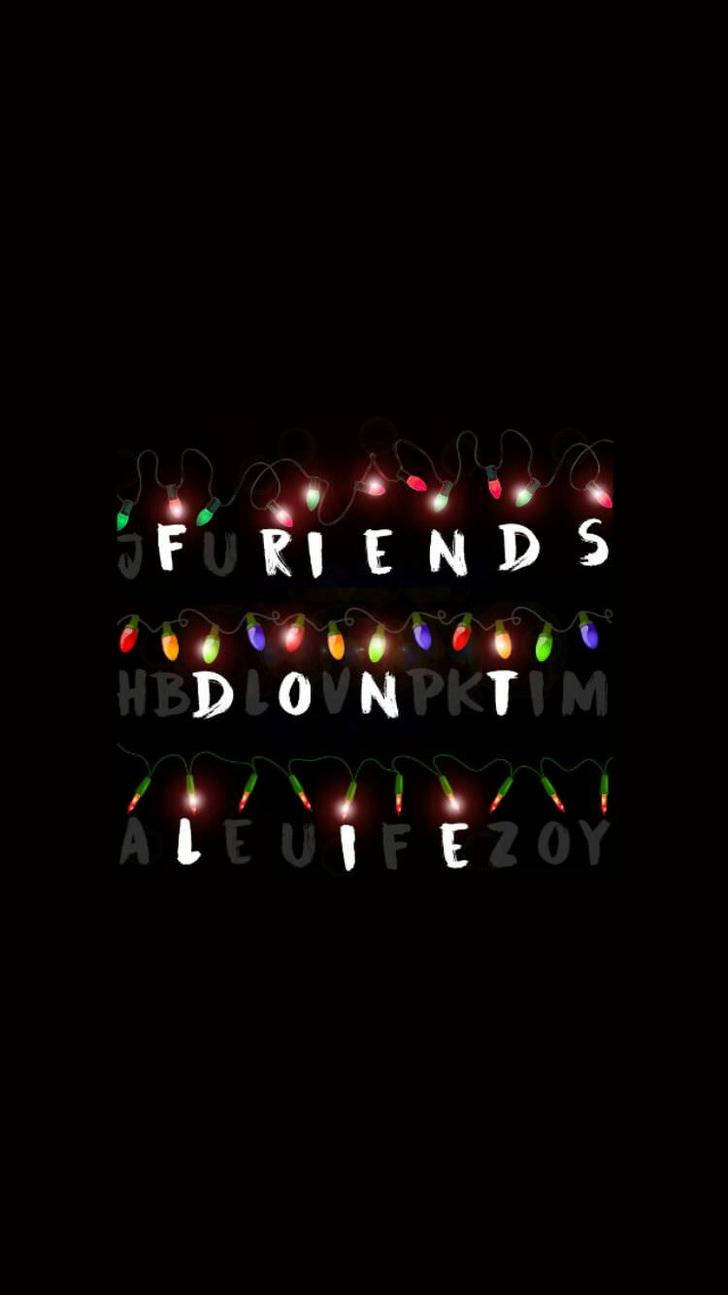 怪奇物語 桌布 壁紙 — 節日燈串在黑色背景上拼寫「FRIENDS」的扭曲文字後方溫暖地發光。