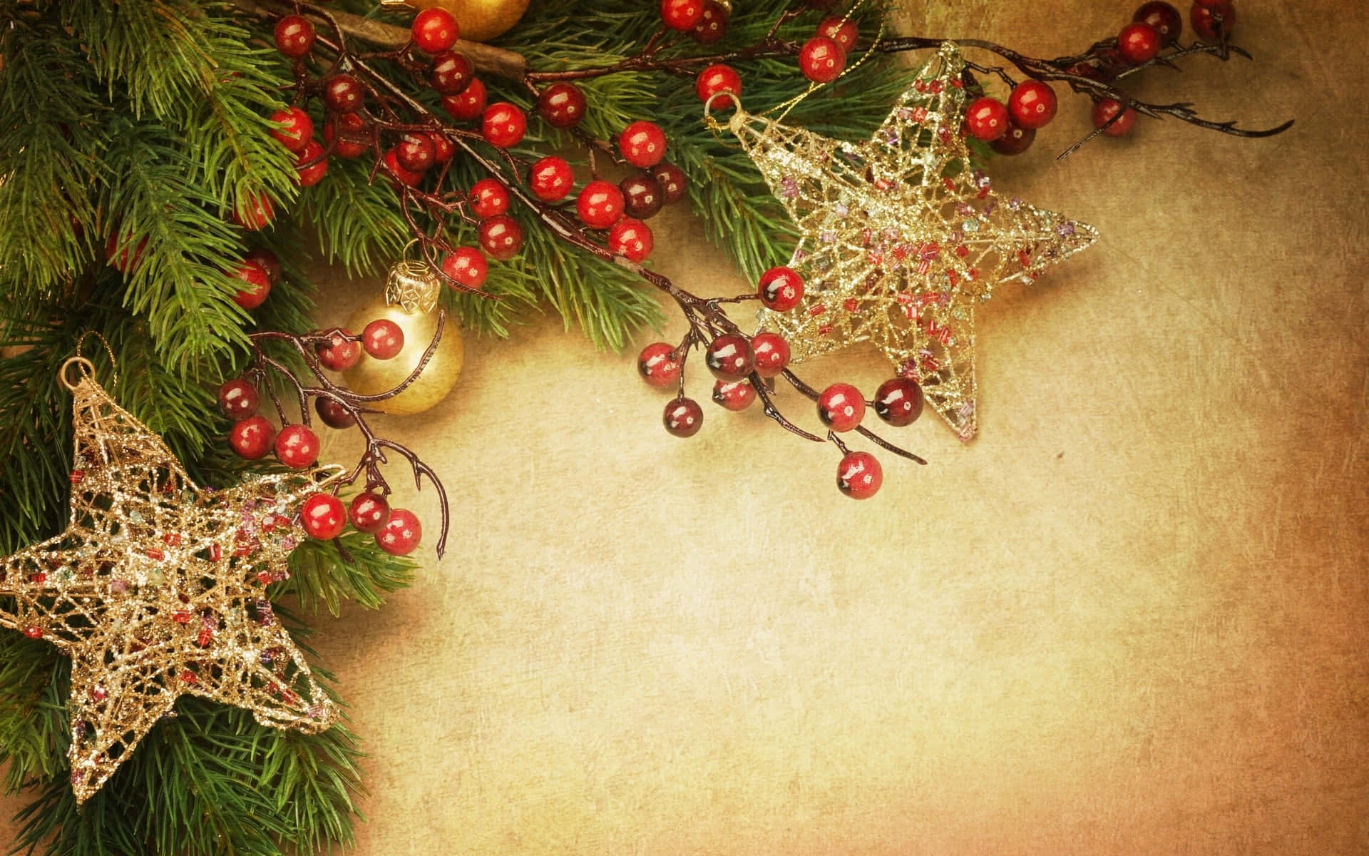 Vintage Christmas 桌布 壁紙 — 節日裝飾，閃爍的金色星星、紅色漿果和松樹枝條排列在紋理米色背景上。
