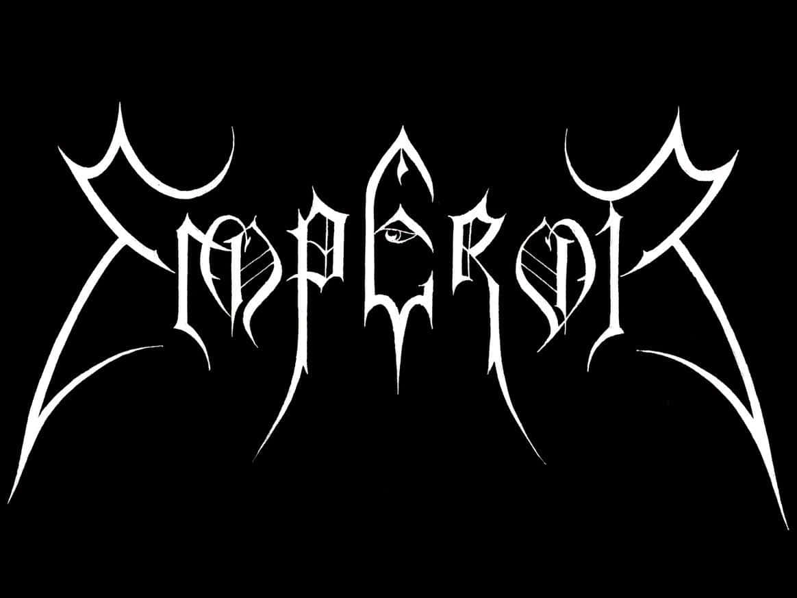 Black Metal Music 桌布 壁紙 — 簡潔的黑色背景上，以華麗的白色哥德字體呈現「Emperor」一詞，字母「O」中嵌入了一隻眼睛。