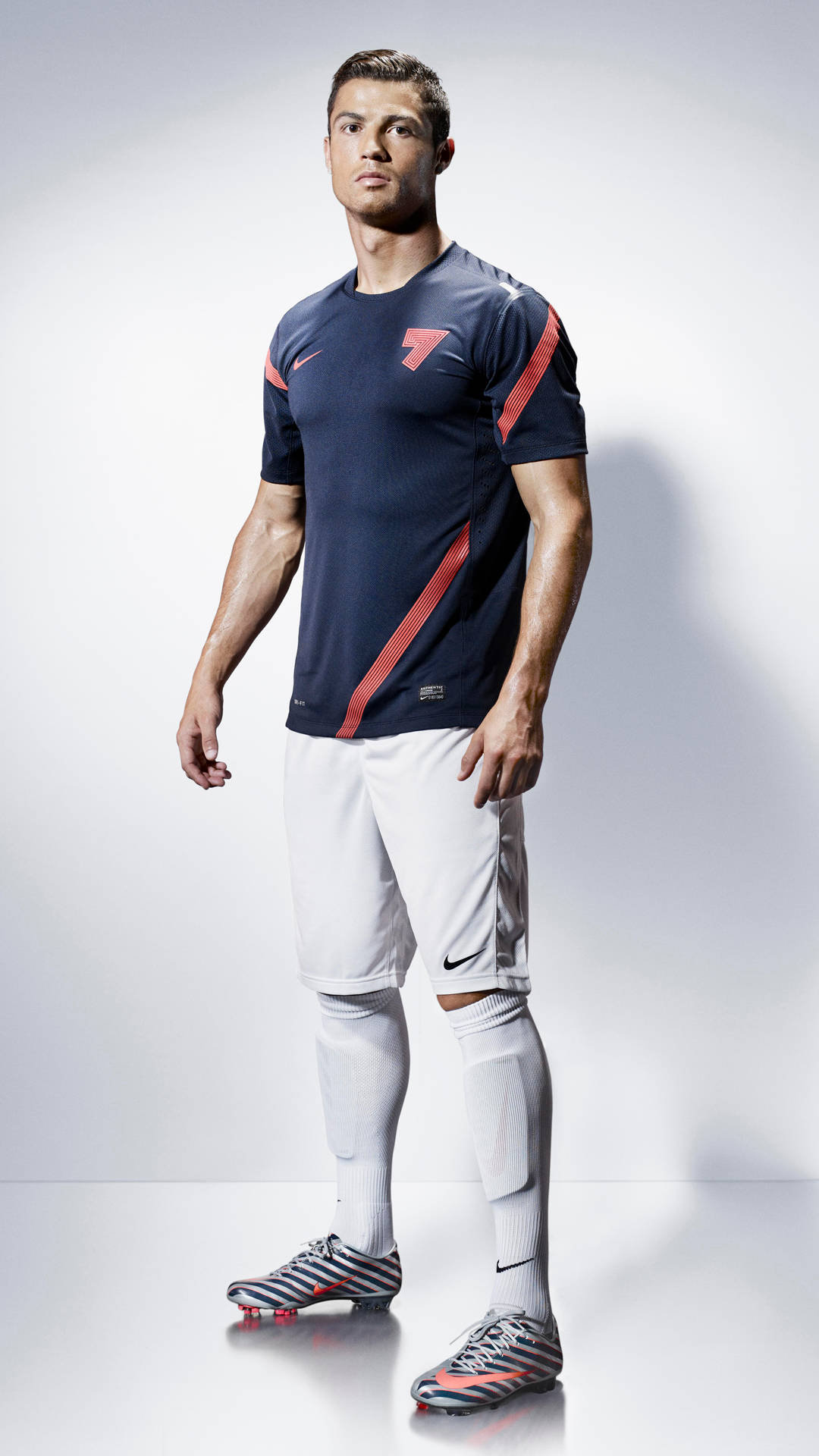 基斯坦奴·朗拿度穿著足球裝備在工作室擺姿勢