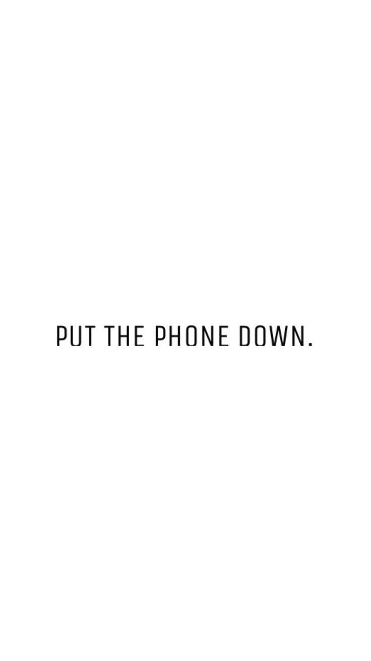 簡約「Get Off My Phone」字樣 壁紙 — 簡約白色背景，粗體黑色文字敦促觀眾放下手機。