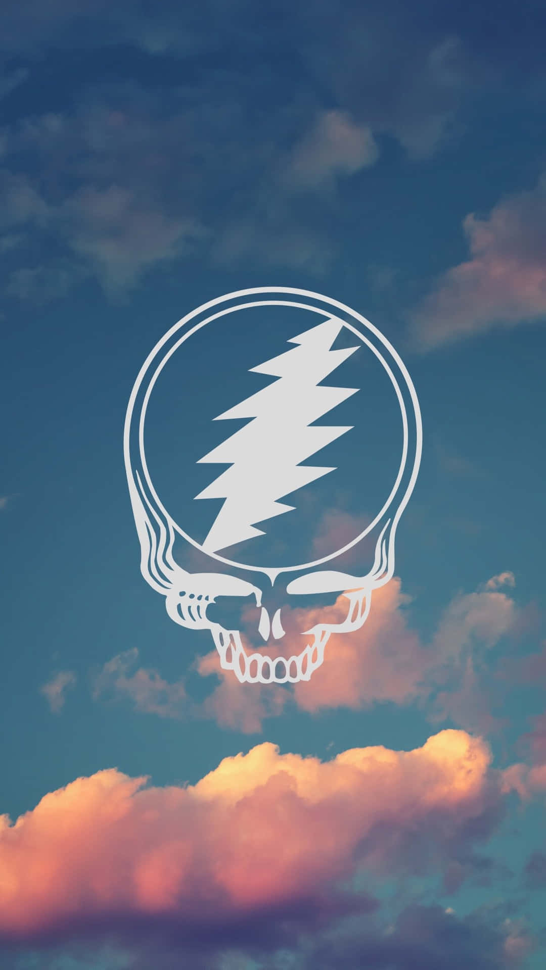 Grateful Dead骷髏標誌在帶有粉紅色和藍色雲彩的暮色天空中。