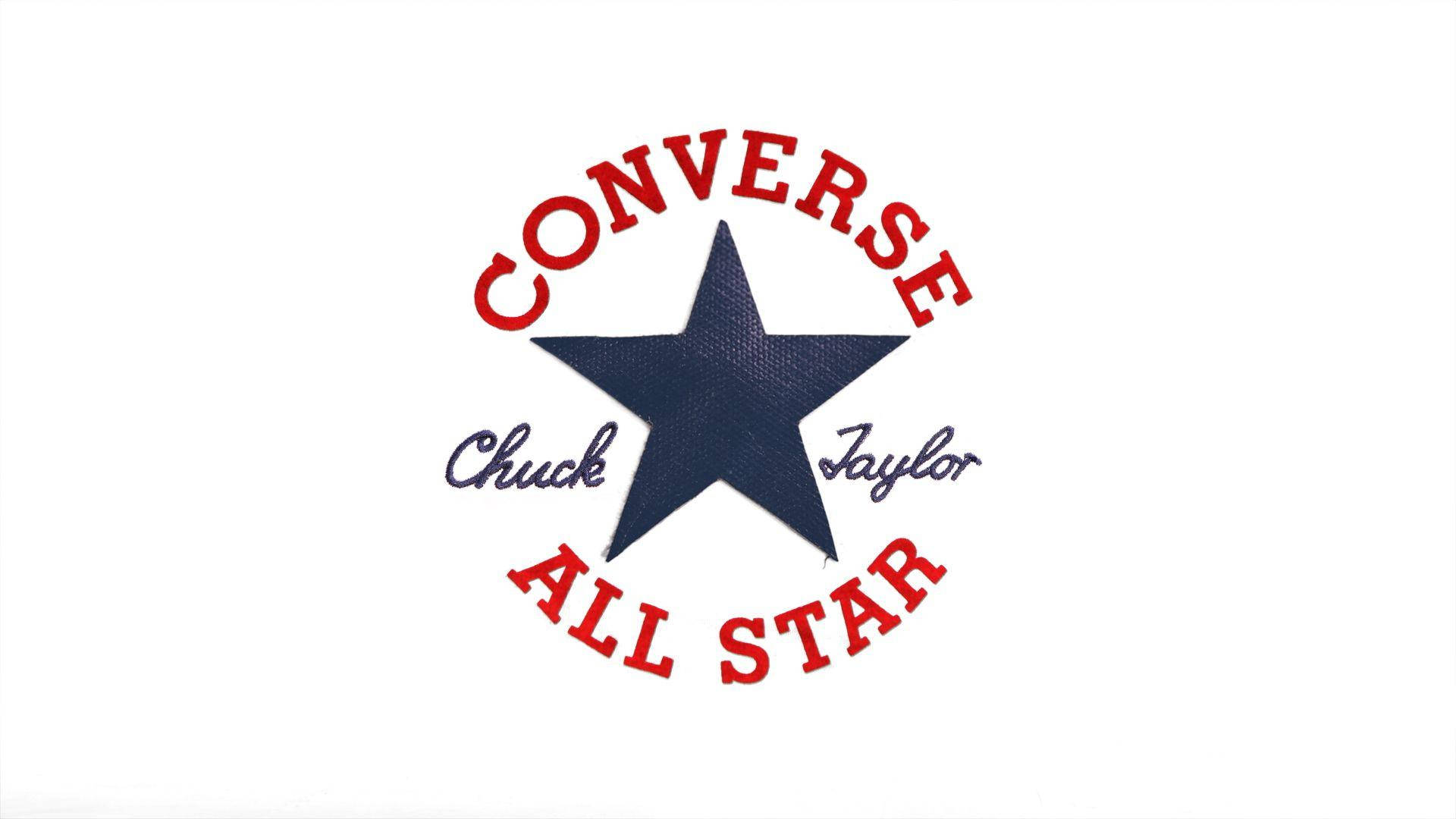 簡約Converse標誌 壁紙 — 經典 Converse Chuck Taylor All Star 標誌，白色背景上帶有海軍藍星星和紅色文字。