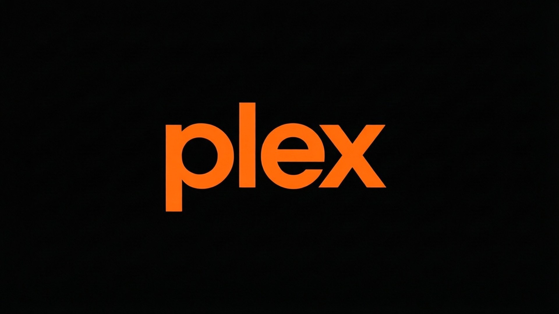 簡約Plex黑 壁紙 — 大膽的橙色Plex標誌居中於純黑色背景上，設計簡潔極簡。