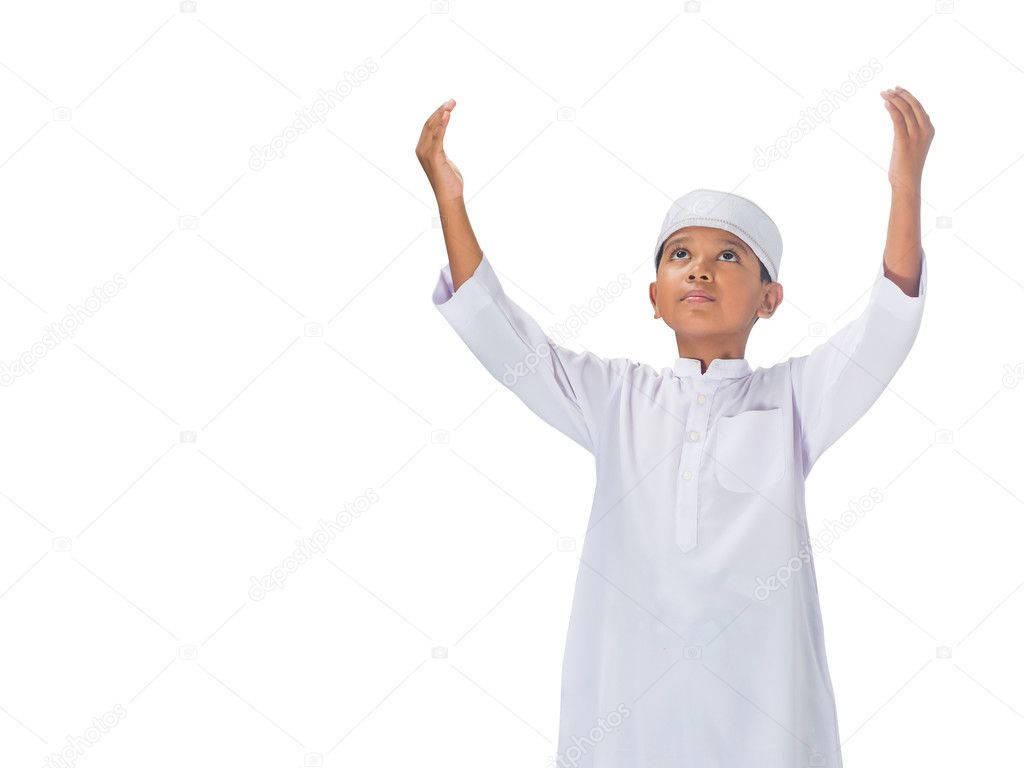 身穿白色祈禱服的小男孩舉手敬拜。