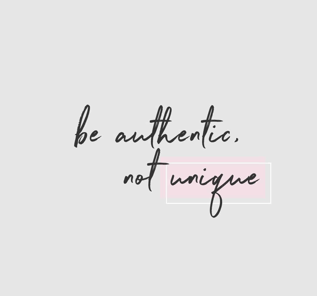 Authentic 桌布 壁紙 — 簡約勵志語錄以優雅黑色字體寫著 be authentic not unique，背景為柔和灰色，並帶有微妙的粉紅色長方形點綴。