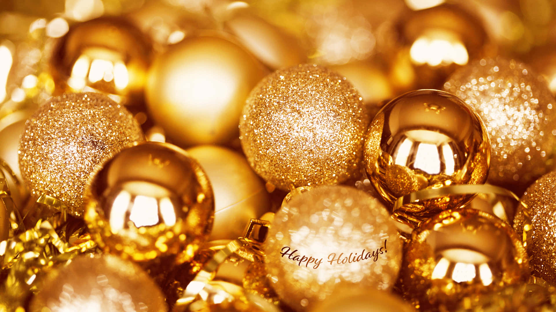 帶有「Happy Holidays」字樣的金色聖誕裝飾，溫暖地發光。