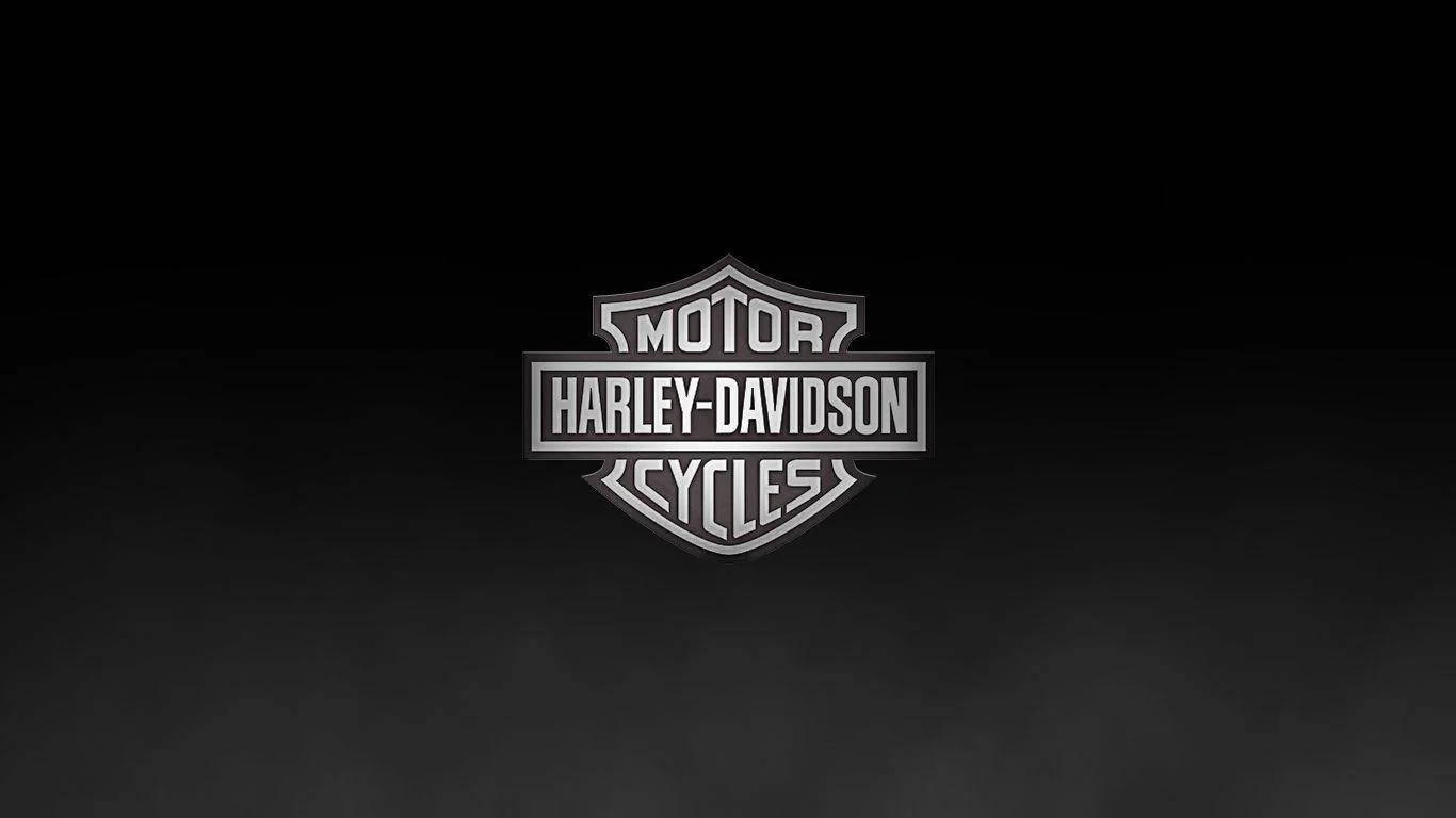 簡約哈雷戴維森標誌 壁紙 — Harley-Davidson 標誌居中於深色漸變背景上，帶有金屬光澤。