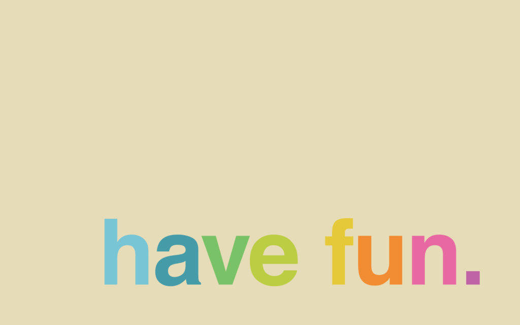 簡約壁紙彩虹快樂 壁紙 — 「have fun」呢句短語用色彩繽紛、充滿玩味嘅小寫字母寫喺純色米色背景上。