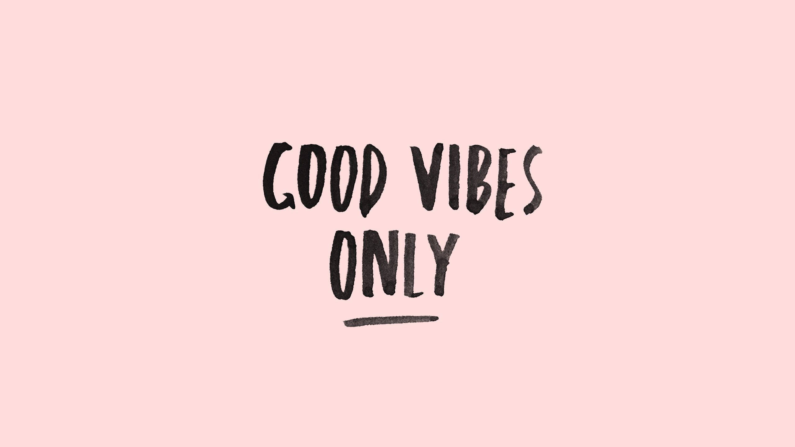 簡約好氣氛 壁紙 — 粗體黑色手寫文字 'GOOD VIBES ONLY' 居中在柔和的粉紅色背景上，帶有簡單的底線。