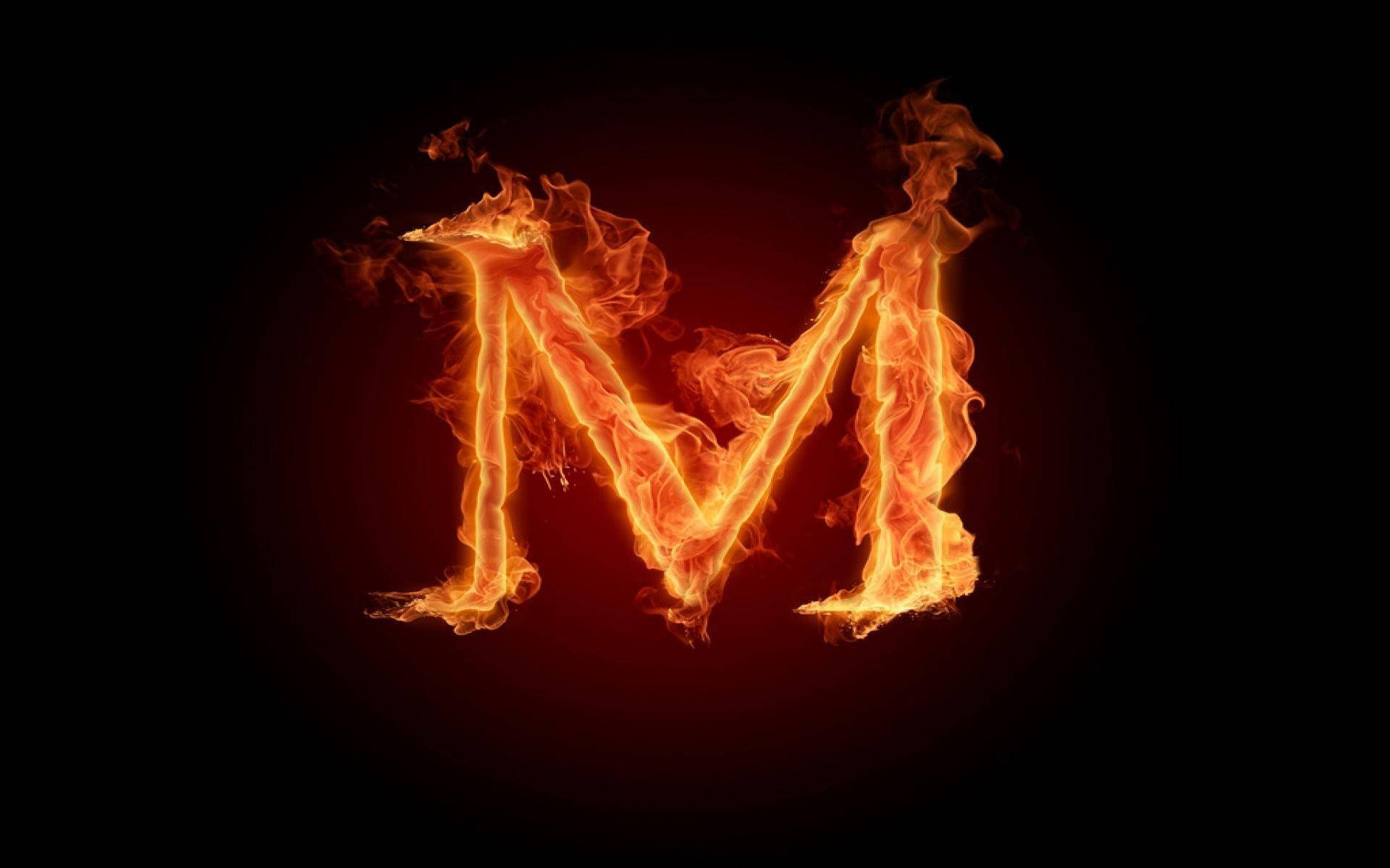 一個在黑暗背景上發光的火焰字母M。