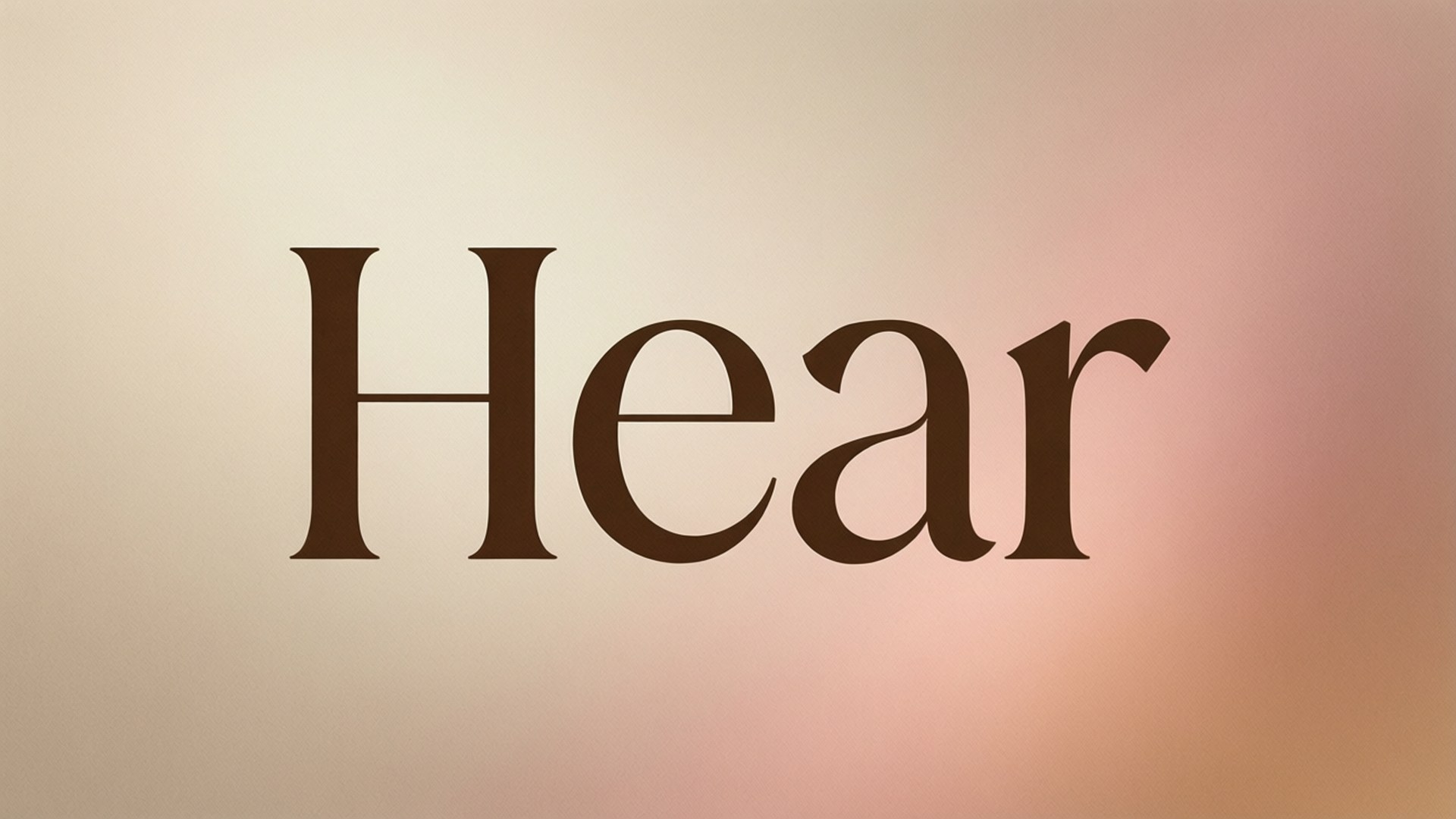簡約字體「Hear」 壁紙 — 單詞 hear 以粗體棕色襯線字體居中顯示在米色和桃色的柔和漸變背景上。