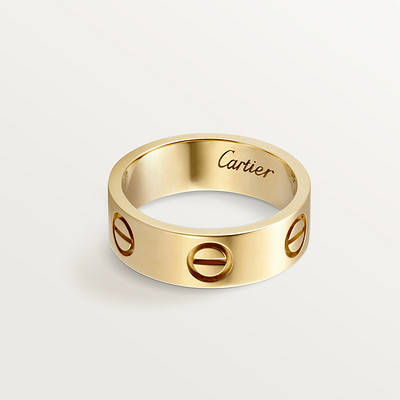 白色背景上帶有螺絲設計的Cartier love金色戒指。