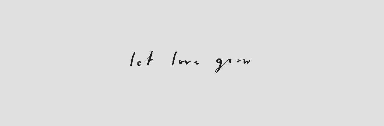 愛心 桌布 壁紙 — 簡約手寫短語 let love grow 居中於柔和灰色背景上。