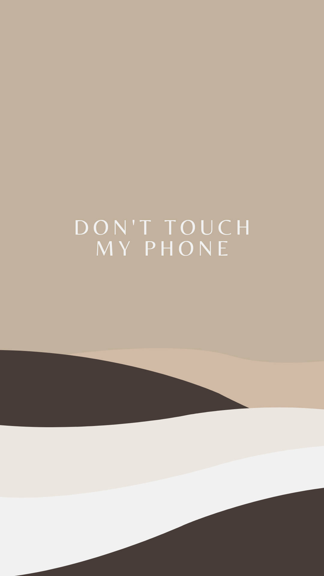 Beige Aesthetic Phone 桌布 壁紙 — 簡約抽象壁紙，帶有米色、棕色和白色的波浪形狀，以及文字說不要碰我的手機。