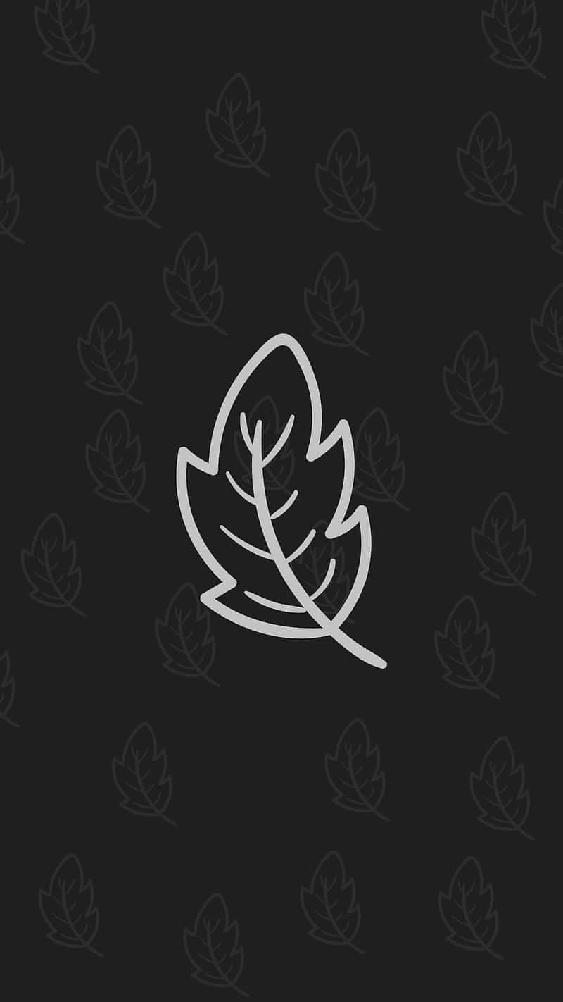 一個白色葉子剪影在深色背景上，帶有微妙的重复葉子圖案。
