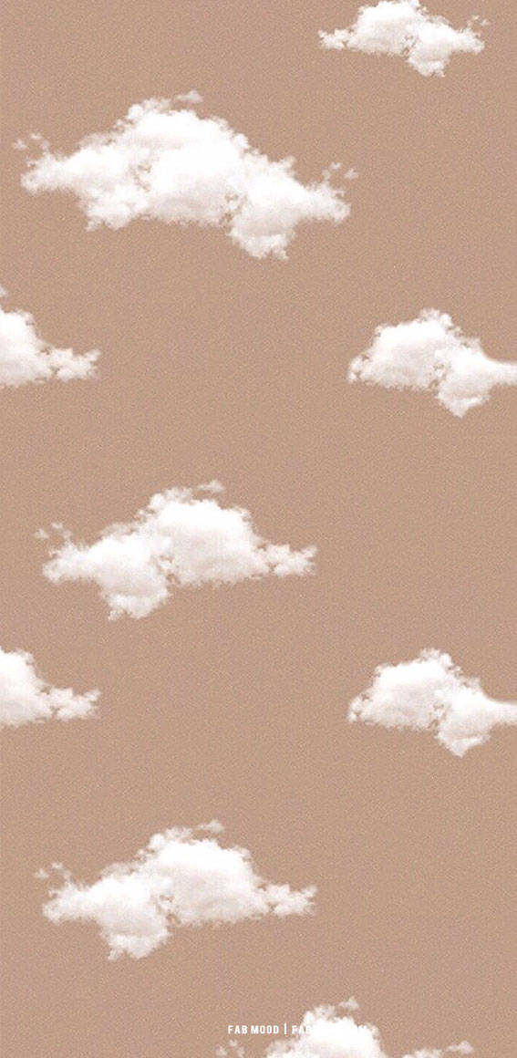 簡約棕色天空藝術 壁紙 — 柔軟的白雲在柔和米色天空中輕輕飄浮，呈現極簡主義的牆紙設計。