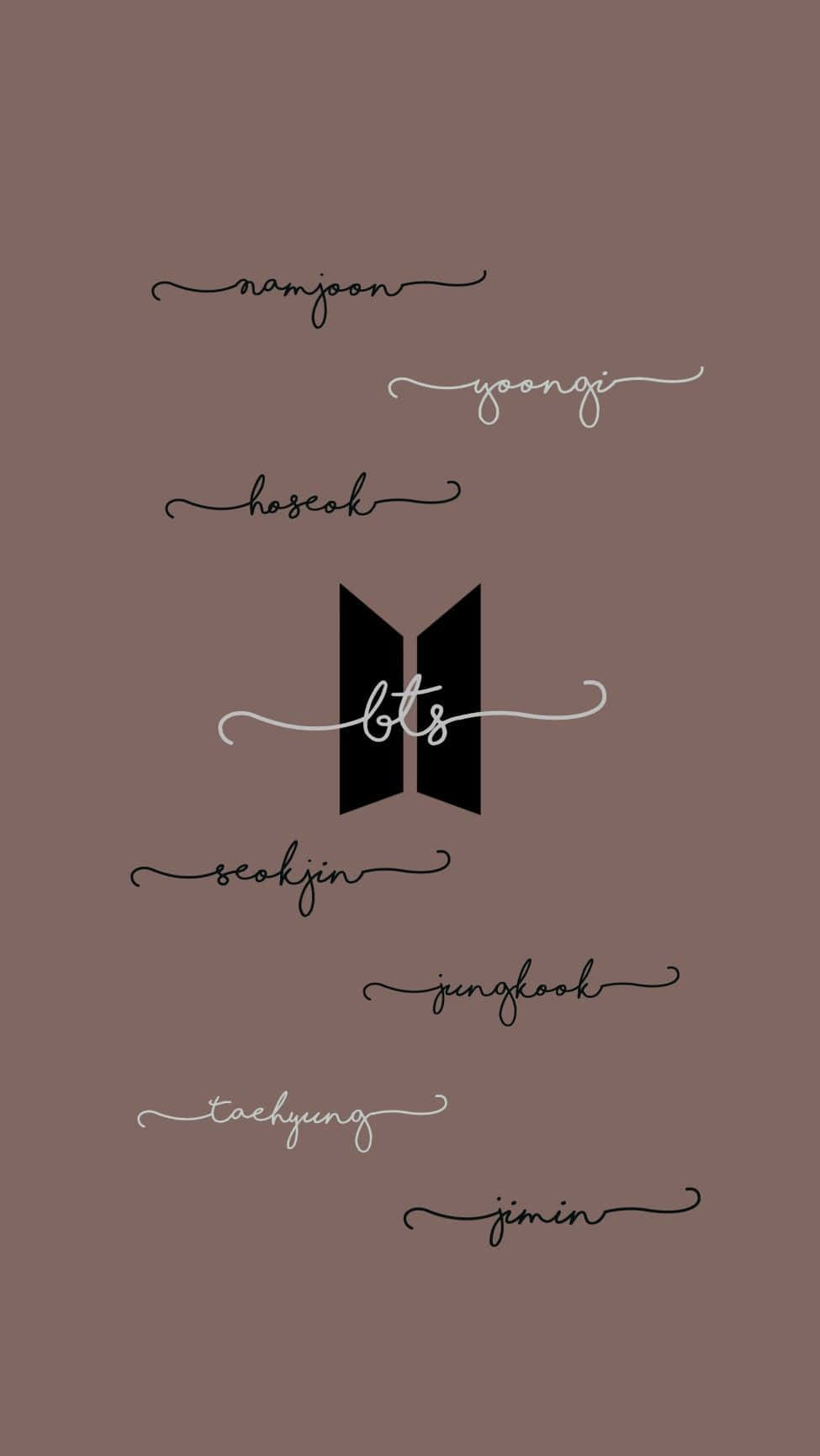 Bts Icon 桌布 壁紙 — 簡約棕色牆紙，以優雅的黑色和白色草書字體呈現BTS標誌和成員名字。