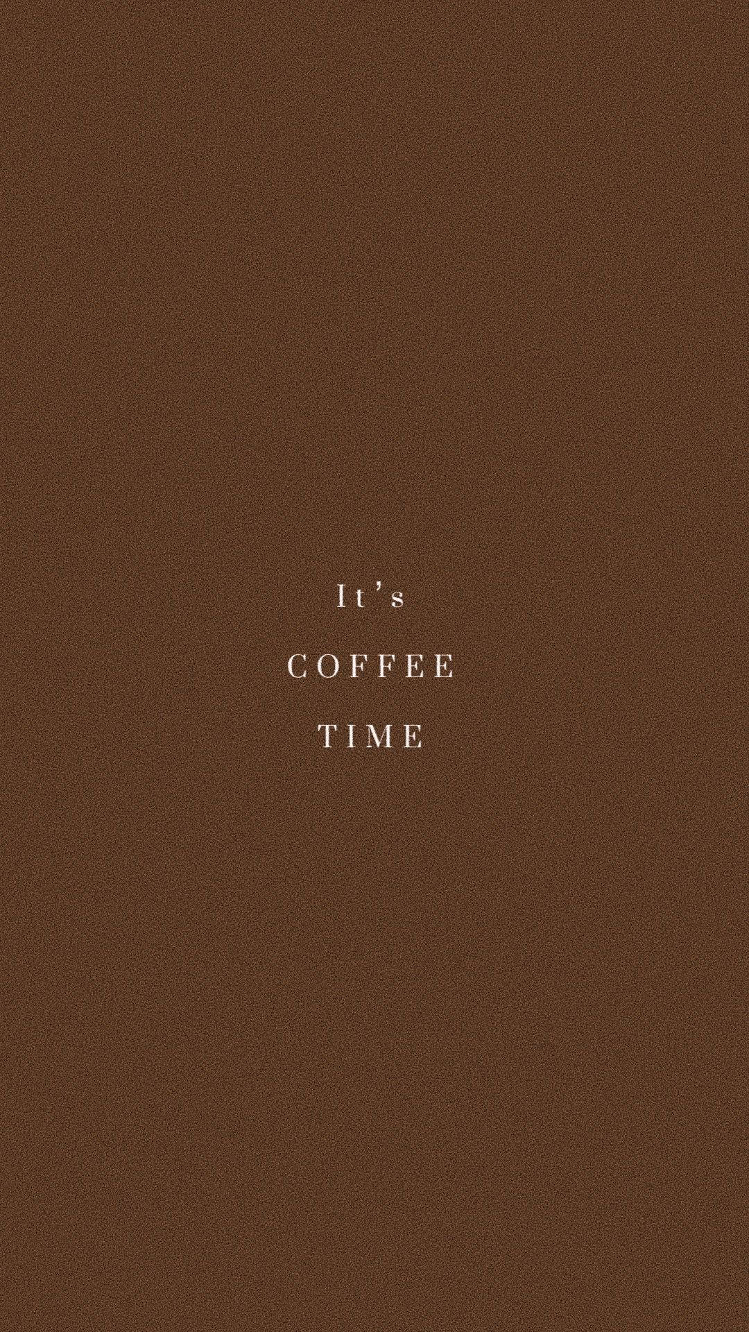 棕色美學 桌布 壁紙 — 簡約棕色紋理背景，中央白色文字寫著 It's COFFEE TIME。