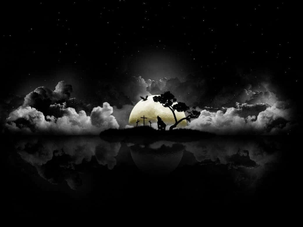 在星空下黑暗水面上反射的發光月亮襯托下的樹木和十字架剪影。