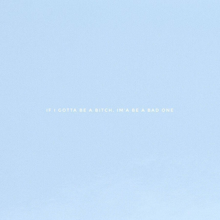 白色 桌布 壁紙 — 簡約淺藍色紋理背景，中央白色文字寫著 if i gotta be a bitch im a be a bad one