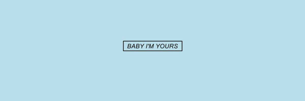 在淺藍色背景上，一個幼長方形內有黑色文字寫著 BABY I'M YOURS。 — 嬰兒藍 壁紙