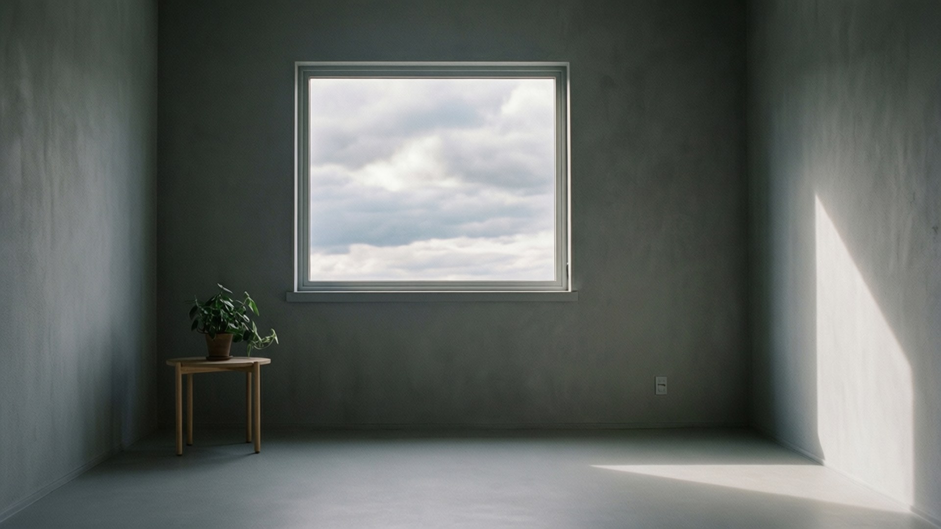 簡約灰調室內 壁紙 — 一個簡約的灰色房間，有一扇窗戶顯示多雲的天空，還有一張小木桌放著盆栽植物。