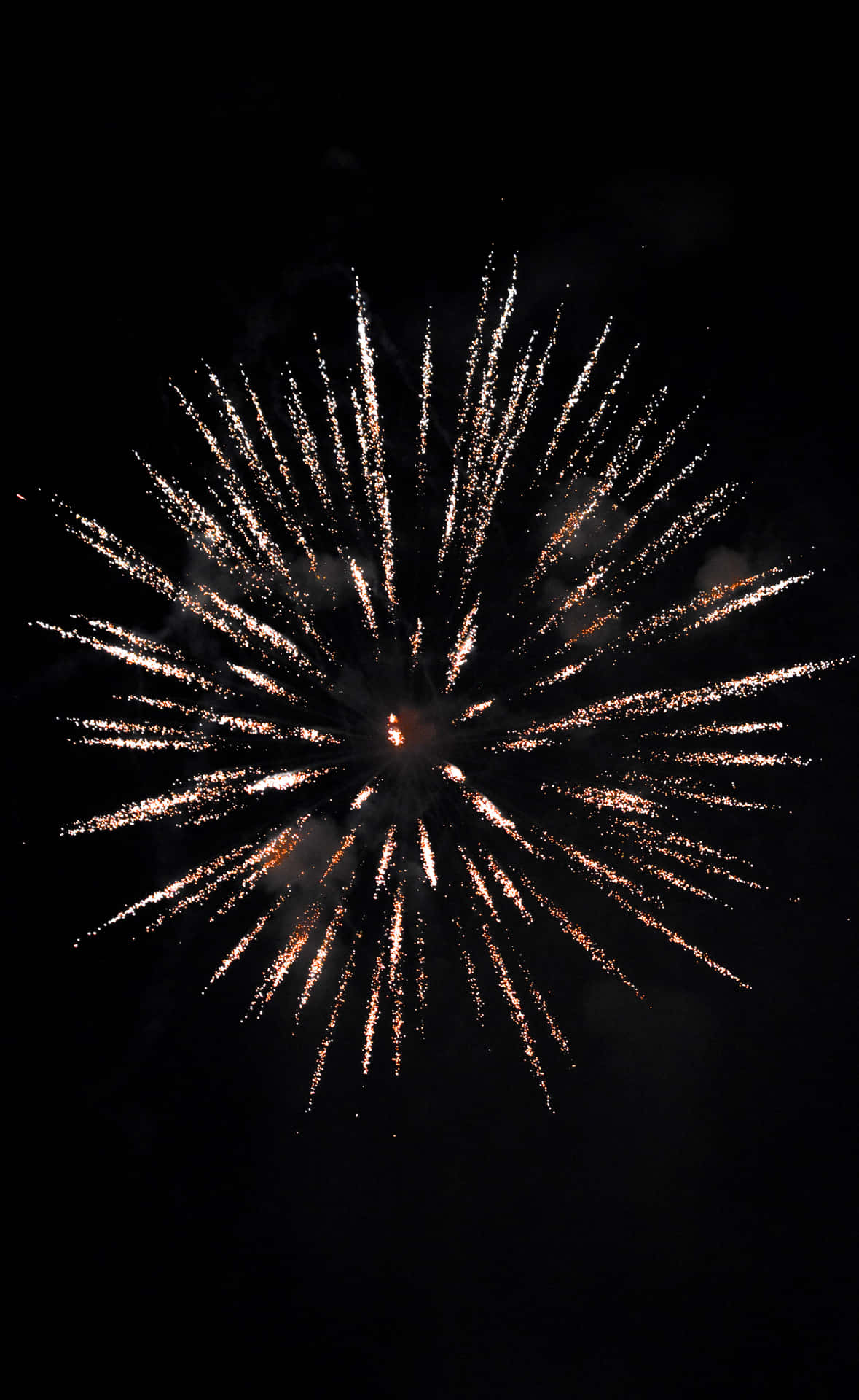 金色煙火在黑暗夜空中爆炸