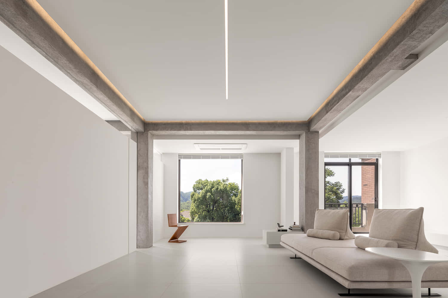 Minimalist Architecture 桌布 壁紙 — 簡約現代客廳，帶有裸露的混凝土橫樑和寬大窗戶，窗外是茂密的綠樹。
