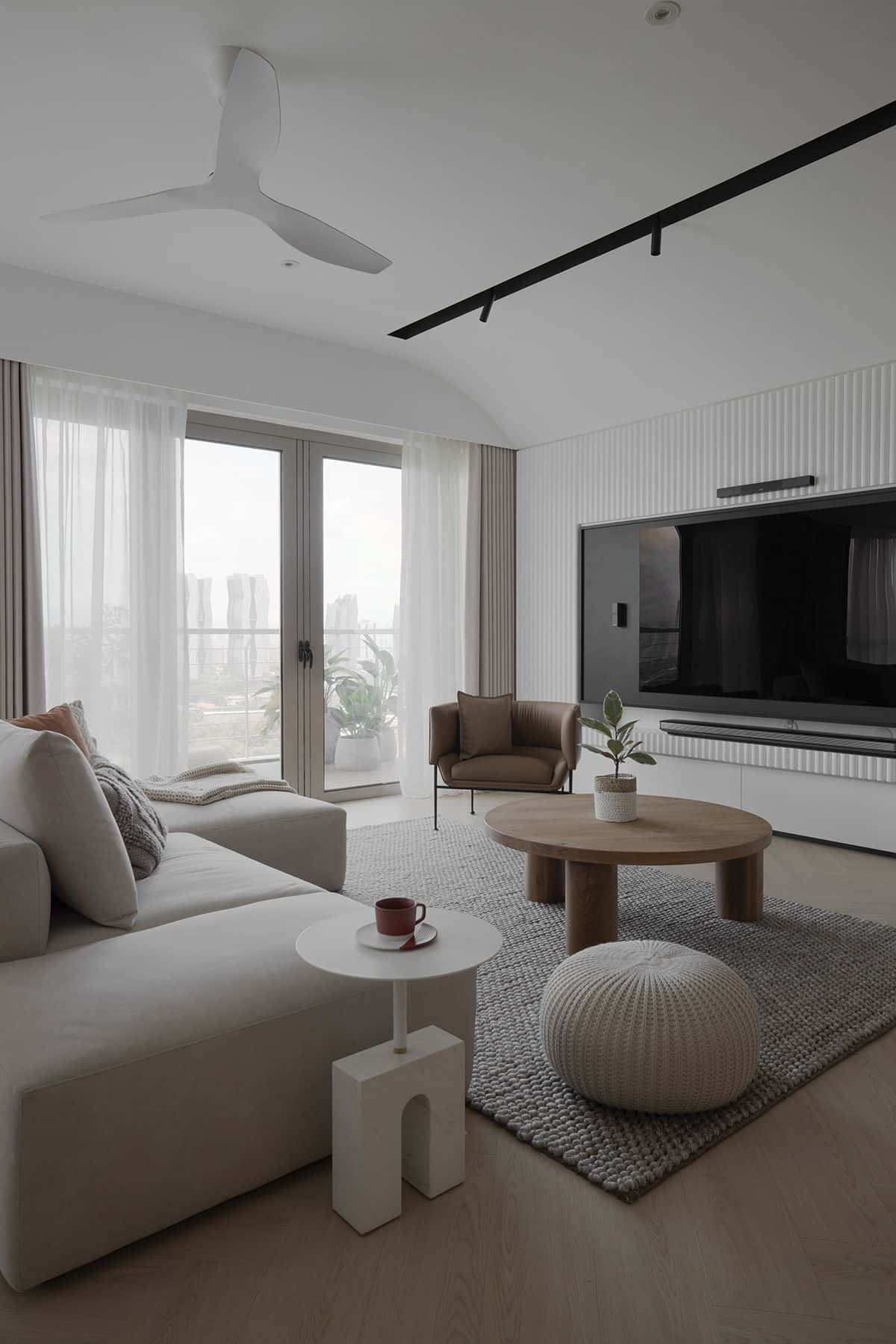 Minimalist Design 桌布 壁紙 — 簡約現代客廳，配米色梳化、木製咖啡枱及可俯瞰城市景觀的大窗。