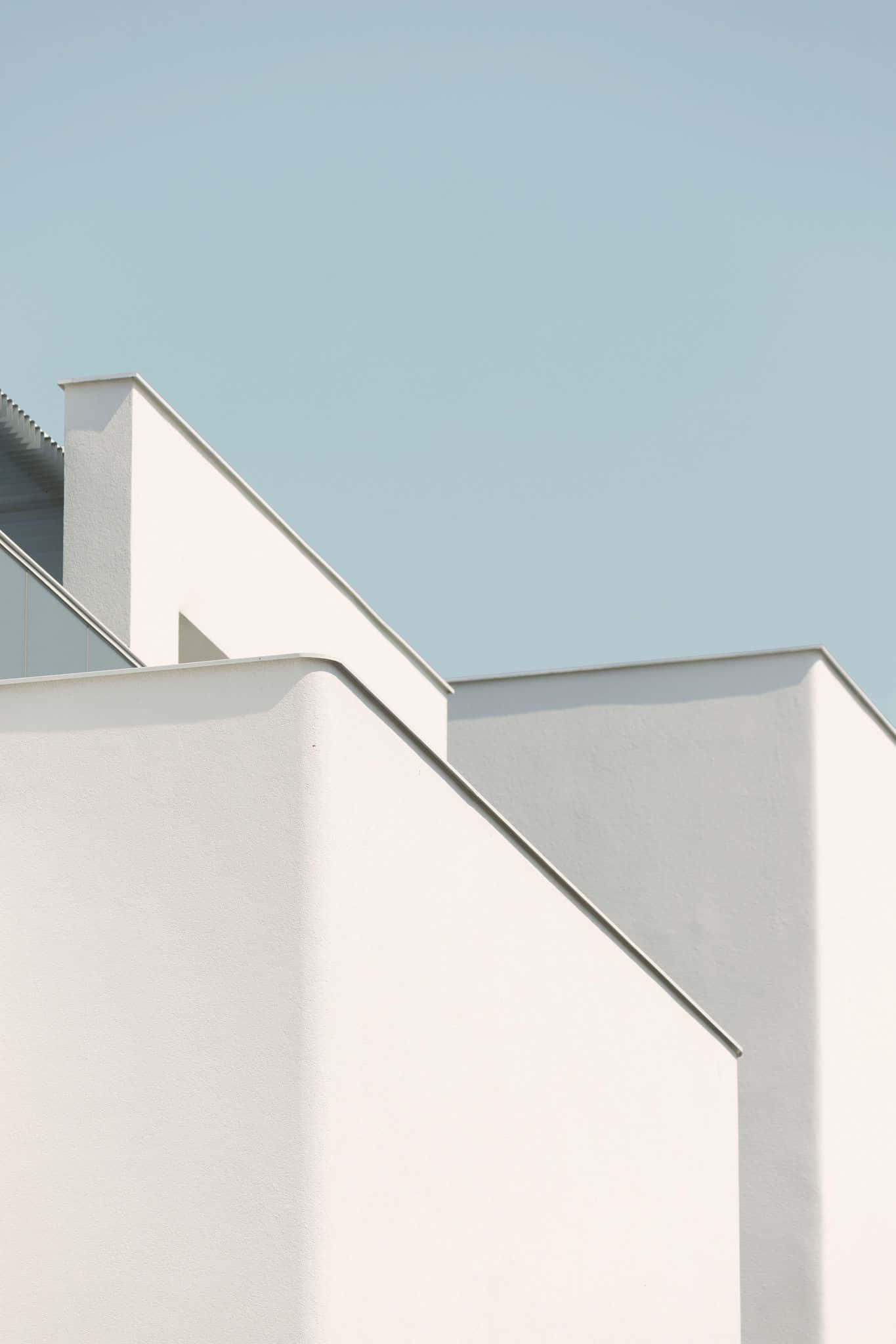 Minimalist Photography 桌布 壁紙 — 簡約白色建築形態，線條幾何分明，與柔和淡藍天空形成對比。