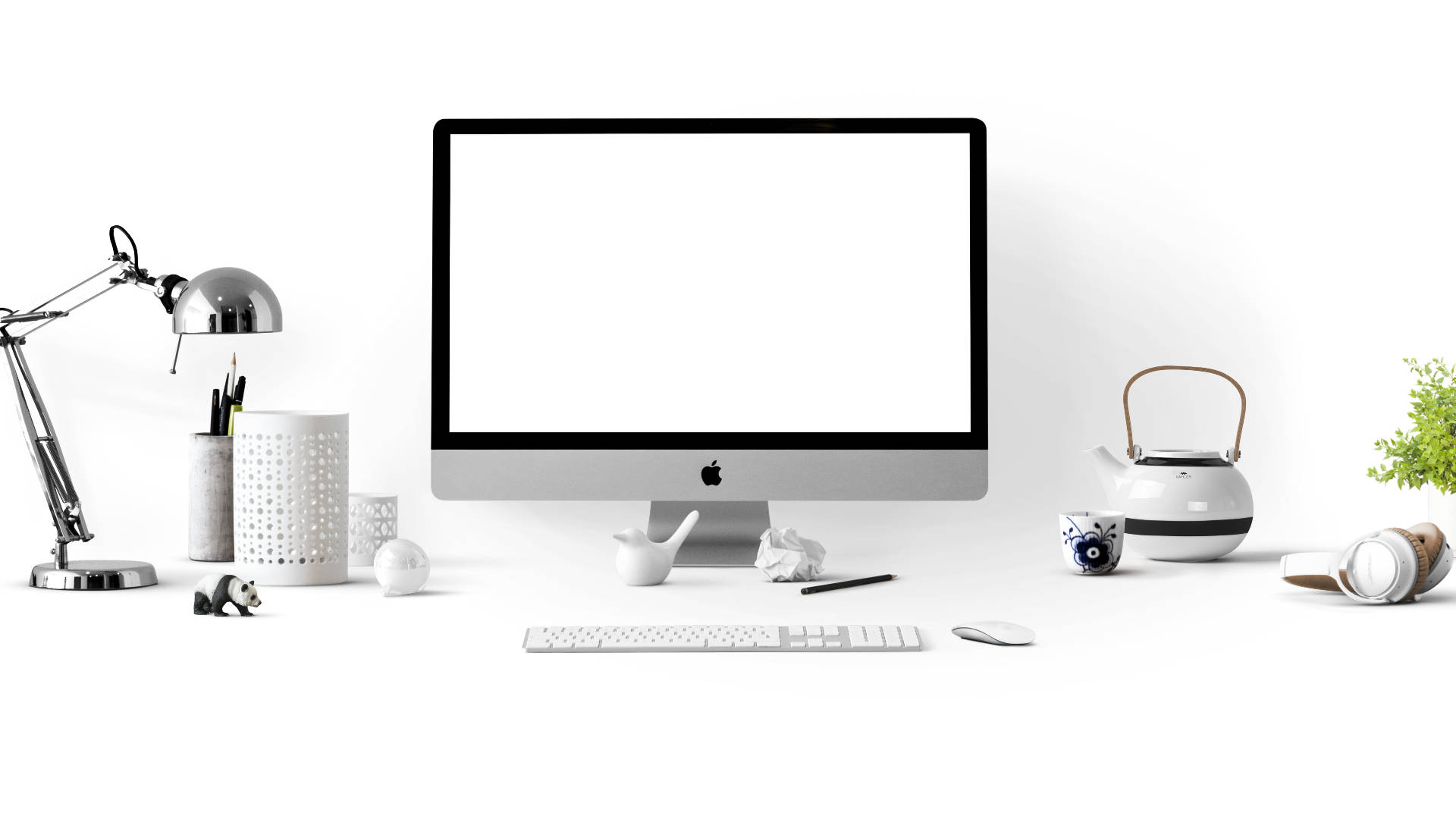 Work 桌布 壁紙 — 簡約白色桌面設置，配備 iMac 鍵盤滑鼠燈泡茶壺耳機和小植物，背景乾淨。