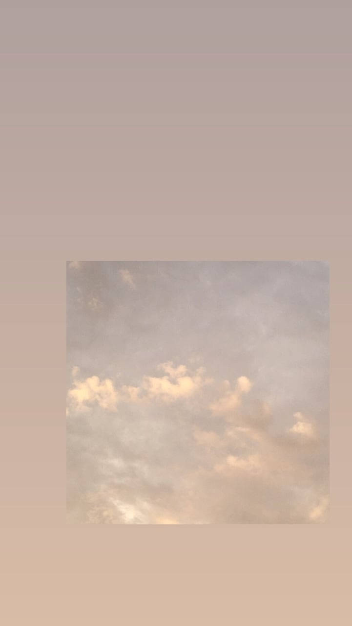 簡約米色蓬鬆雲朵 壁紙 — 柔和嘅粉彩雲喺柔和嘅天空上溫暖咁發光，構成寧靜嘅黃昏場景。