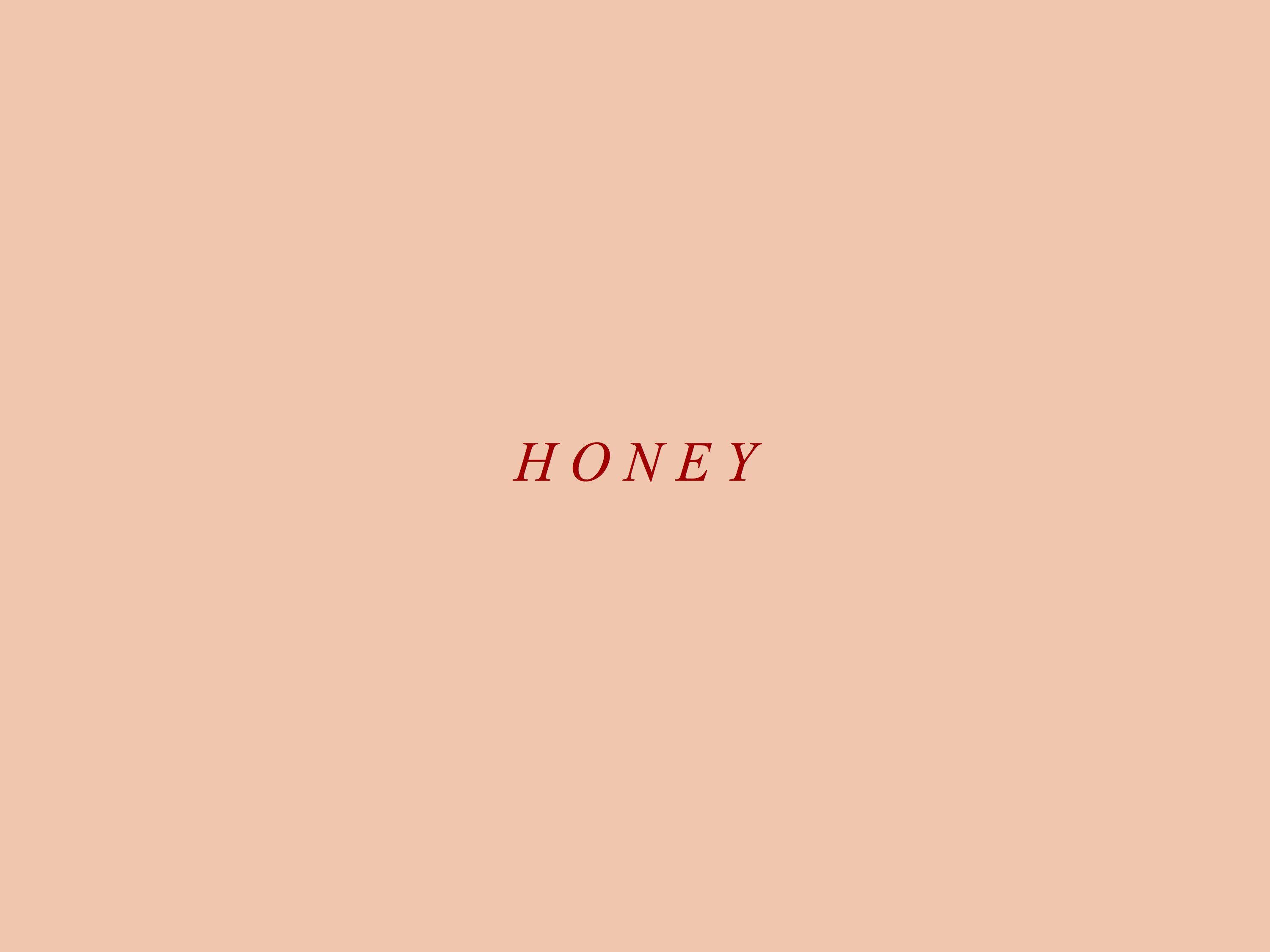 簡約米色蜂蜜 壁紙 — 單詞 honey 以紅色襯線字體居中顯示在純色桃色背景上。