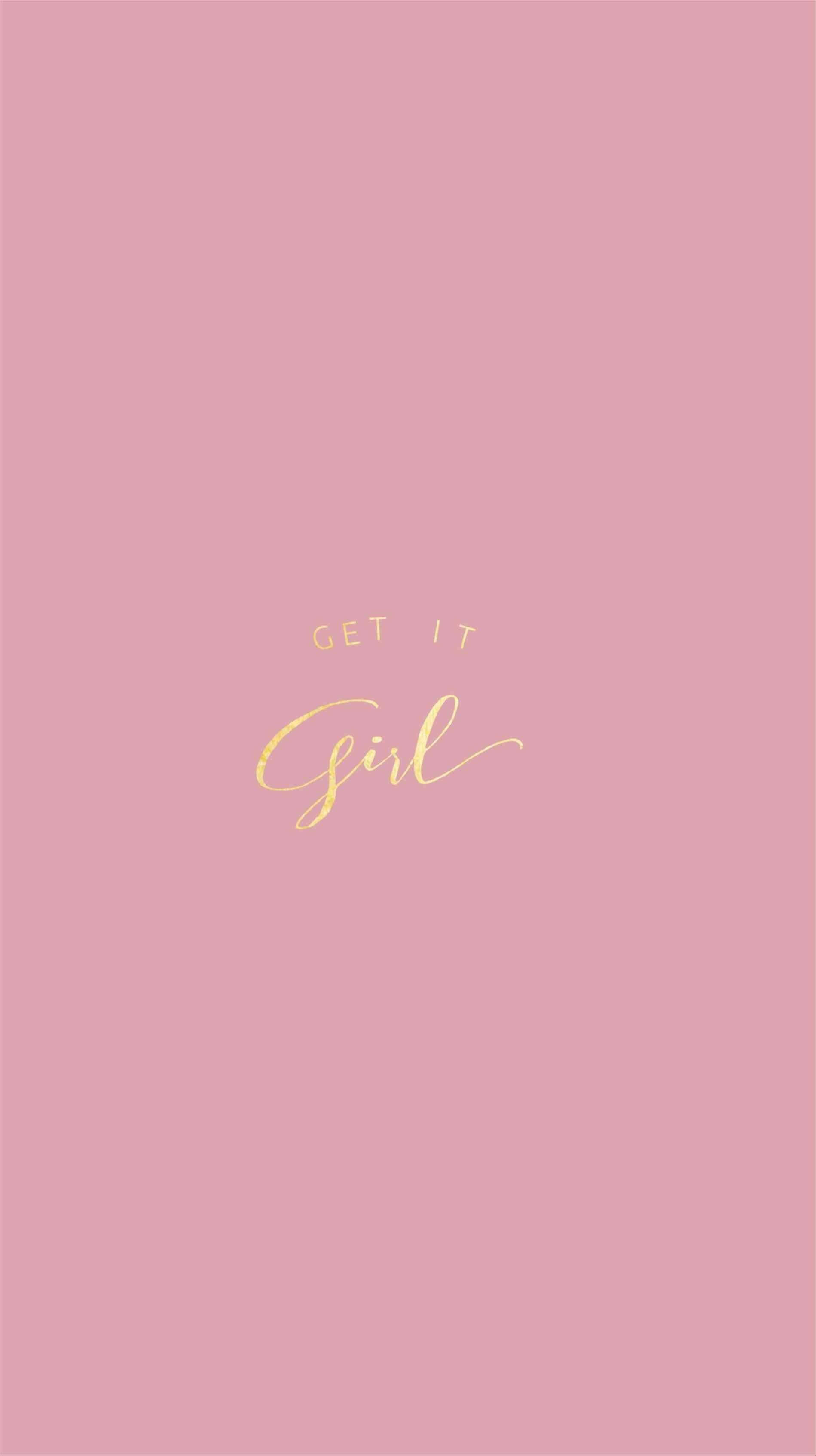 Get It Girly iPhone 壁紙 — 簡約粉紅色牆紙，中央有優雅金色草書文字「GET IT Girl」，背景純色。