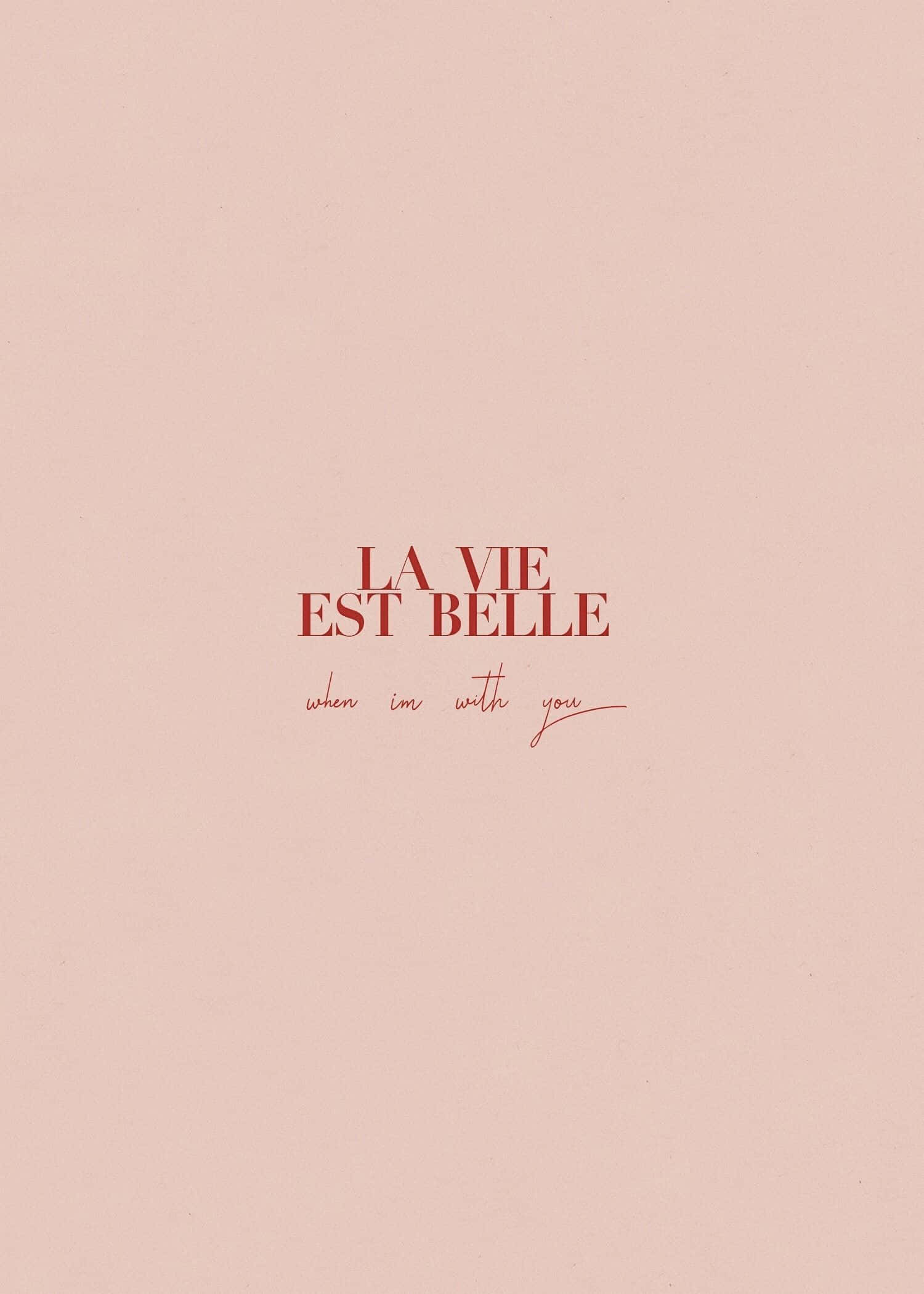 french 桌布 壁紙 — 簡約粉紅色背景，紅色襯線字體寫著「LA VIE EST BELLE」，下方有草書「when im with you」。